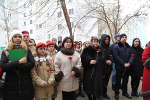В Астрахани открыли мемориальную доску памяти героя России Алексея Калмыкова